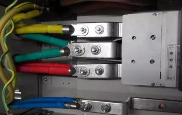 母線(xiàn)槽在設(shè)備安裝配線(xiàn)時(shí)需要注意的事項(xiàng)